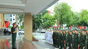 Đại tá Lê Văn Đông động viên cán bộ, y, bác sĩ Bệnh viện Quân y 354 hoàn thành tốt nhiệm vụ.