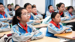 Học sinh lớp 6 ở trường tiểu học số 1 quận Bình Cốc, thành phố Bắc Kinh đi học buổi đầu tiên sau kỳ nghỉ Tết Nguyên đán Bính Ngọ 2026. (Ảnh: Tân Hoa xã)