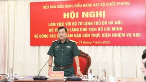 Đồng chí Thiếu tướng Huỳnh Tấn Hùng, Phó Chủ nhiệm Tổng cục Hậu cần-Kỹ thuật, Phó Trưởng Tiểu ban A80 Bộ Quốc phòng chủ trì Hội nghị.
