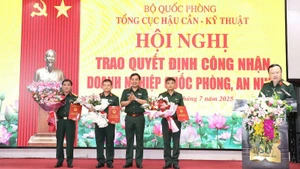 Thiếu tướng Nguyễn Trọng Thiện trao Quyết định công nhận doanh nghiệp trực tiếp phục vụ quốc phòng, an ninh. 