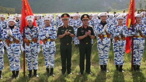 Trung tướng Trương Thiên Tô thăm hỏi lực lượng tham gia diễu binh, diễu hành.