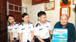 Đoàn công tác ân cần thăm hỏi, biết ơn những công lao của thế hệ cha anh.
