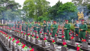 Tuổi trẻ Lữ đoàn 132 dâng hương tại Nghĩa trang Liệt sĩ phường Pleiku, Gia Lai.