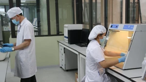 Cán bộ, kỹ thuật viên Khoa Xét nghiệm sinh học, Viện Pháp y Quân đội thực hiện quy trình giám định AND hài cốt liệt sĩ.