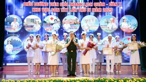 Thiếu tướng Phùng Ngọc Sơn Phó Chủ nhiệm, Tham mưu trưởng Tổng cục Hậu cần–Kỹ thuật trao thưởng cho đội đạt Giải Xuất sắc.