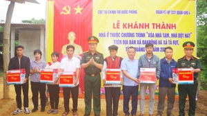 Đại tá Trần Võ An, Phó Chính ủy Đoàn KT-QP 337 và lãnh đạo chính quyền địa phương trao quà cho 6 gia đình.