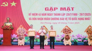 Thừa ủy quyền của Chủ tịch nước, Phó Đô đốc Trần Thanh Nghiêm trao Huân chương Bảo vệ Tổ quốc hạng Nhất tặng Phòng Khí tài Điện tử và Phòng Tiêu chuẩn-Đo lường-Chất lượng.