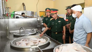 Đoàn công tác kiểm tra công tác bảo đảm hậu cần.