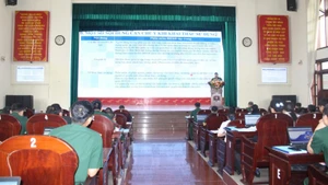 Các cán bộ nghe giới thiệu các nội dung.
