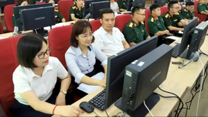 Các học viên nghiên cứu một số văn bản quy phạm pháp luật và thực tập…