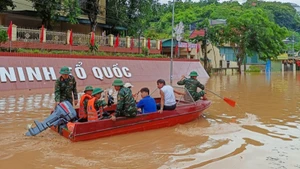 Ban Chỉ huy Phòng thủ khu vực 4 đưa người dân và tài sản ra khỏi khu vực lũ tại nhiều xã ở Con Cuông, Tương Dương, Mường Xén, Mỹ Lý, Nhôn Mai, tỉnh Nghệ An.