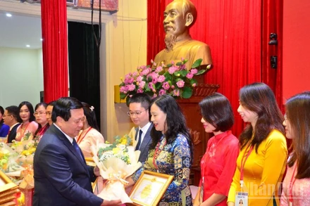 Đồng chí Nguyễn Xuân Thắng trao Bằng khen và quyết định công nhận cho cá nhân đạt Danh hiệu “Giảng viên xuất sắc” cấp Học viện lần thứ VI. (Ảnh: PHẠM CƯỜNG)