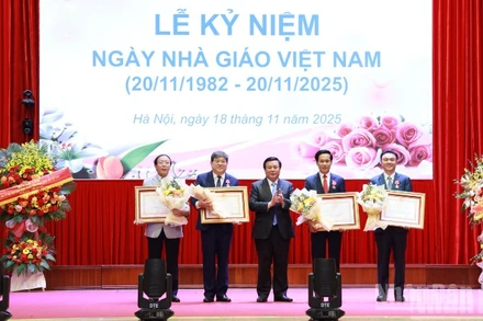 Đồng chí Nguyễn Xuân Thắng, Ủy viên Bộ Chính trị, Giám đốc Học viện Chính trị quốc gia Hồ Chí Minh, Chủ tịch Hội đồng Lý luận Trung ương trao Huân chương Lao động hạng Nhì, hạng Ba của Chủ tịch nước tặng các cá nhân của Học viện Chính trị quốc gia Hồ Chí Minh. (Ảnh: PHẠM CƯỜNG)