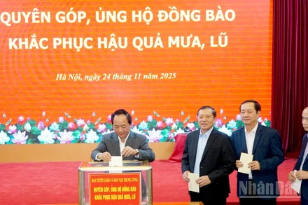 Đồng chí Trịnh Văn Quyết, Bí thư Trung ương Đảng, Trưởng ban Tuyên giáo và Dân vận Trung ương quyên góp, ủng hộ đồng bào khắc phục hậu quả mưa, lũ. (Ảnh: PHẠM CƯỜNG)