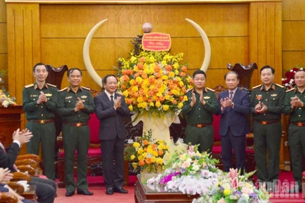 Đồng chí Đại tướng Trịnh Văn Quyết, Bí thư Trung ương Đảng, Trưởng Ban Tuyên giáo và Dân vận Trung ương tặng hoa chúc mừng đội ngũ cán bộ, giảng viên Học viện Chính trị. (Ảnh: PHẠM CƯỜNG)