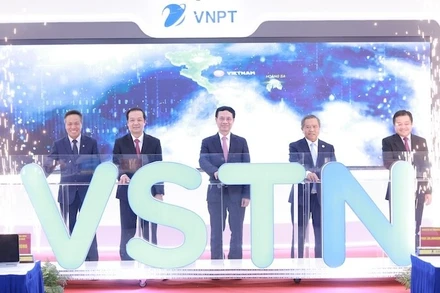 Nhấn nút khai trương tuyến cáp quang đất liền quốc tế VSTN.