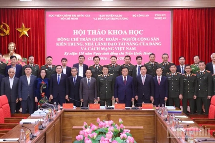 Các đại biểu chụp ảnh lưu niệm tại hội thảo. (Ảnh: PHẠM CƯỜNG)