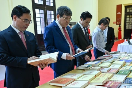 Các đại biểu tham quan khu trưng bày sách tại Đại hội đại biểu Đảng bộ các cơ quan Đảng Trung ương lần thứ I, nhiệm kỳ 2025-2030. (Ảnh: DUY LINH)