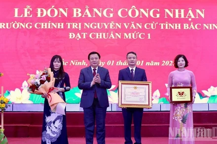 Đồng chí Nguyễn Xuân Thắng, Ủy viên Bộ Chính trị, Giám đốc Học viện Chính trị quốc gia Hồ Chí Minh, Chủ tịch Hội đồng Lý luận Trung ương trao Bằng công nhận và chúc mừng Trường Chính trị Nguyễn Văn Cừ tỉnh Bắc Ninh đạt chuẩn mức 1. (Ảnh: AN TRÂN)