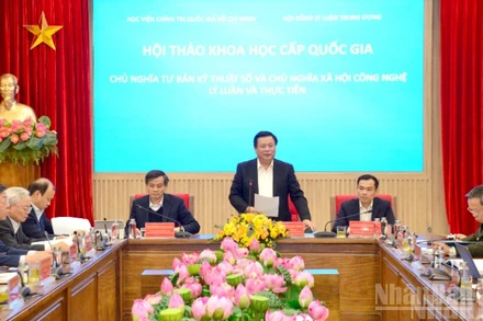 Đồng chí Nguyễn Xuân Thắng, Ủy viên Bộ Chính trị, Giám đốc Học viện Chính trị quốc gia Hồ Chí Minh, Chủ tịch Hội đồng Lý luận Trung ương phát biểu tại Hội thảo. (Ảnh: PHẠM CƯỜNG)