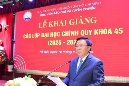 Đồng chí Nguyễn Xuân Thắng, Ủy viên Bộ Chính trị, Giám đốc Học viện Chính trị quốc gia Hồ Chí Minh, Chủ tịch Hội đồng Lý luận Trung ương phát biểu tại Lễ khai giảng. (Ảnh: PHẠM CƯỜNG)