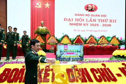 Đại biểu bỏ phiếu.