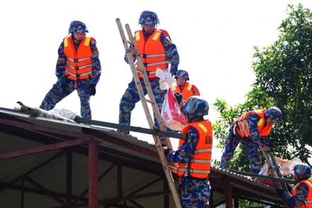 Bộ đội Hải quân giúp nhân dân phòng, chống bão 
