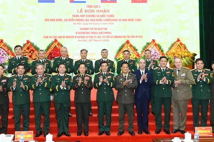 Các đại biểu tại buổi lễ.