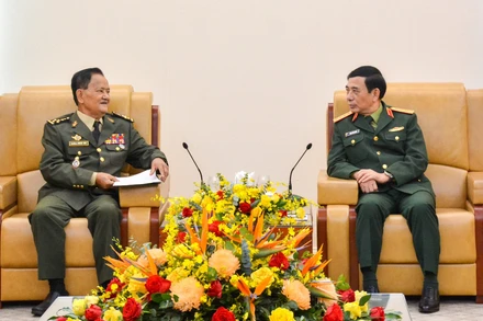 Đại tướng Phan Văn Giang, Ủy viên Bộ Chính trị, Phó Bí thư Quân ủy Trung ương, Bộ trưởng Quốc phòng tiếp Đại tướng Prum Din, Quốc vụ khanh Bộ Quốc phòng Vương quốc Campuchia.