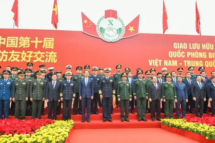 Đại tướng Phan Văn Giang, Ủy viên Bộ Chính trị, Phó Bí thư Quân ủy Trung ương, Bộ trưởng Quốc phòng cùng Đoàn đại biểu Quốc phòng Việt Nam và Thượng tướng Đổng Quân, Bộ trưởng Quốc phòng nước Cộng hòa Nhân dân Trung Hoa và Đoàn đại biểu Trung Quốc. 