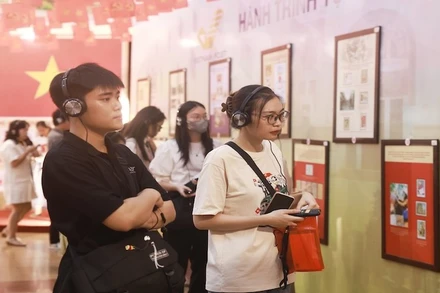 Các bạn trẻ tham gia trải nghiệm “Hành trình tự hào - Gửi cả niềm tin”.