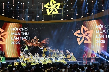 Tiết mục nghệ thuật đánh trống khai hội Hội chợ Mùa Thu 2025.