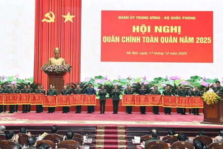 Lãnh đạo Bộ Quốc phòng trao Cờ thi đua tặng các đơn vị.