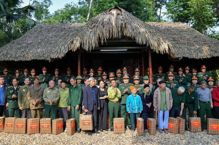 Đoàn công tác đã trao quà tặng Hội Cựu chiến binh xã Định Hóa và trao quà tặng 80 gia đình chính sách, gia đình có công trong công tác bảo vệ, chăm sóc các khu di tích lịch sử.