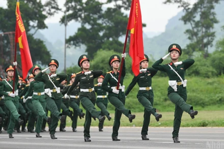 Khối Nữ Quân y tham gia hợp luyện.