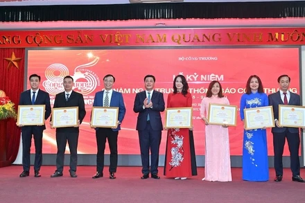 Bộ trưởng Nguyễn Hồng Diên trao tặng Bằng khen của Bộ Công thương cho các tập thể của Báo Công thương.