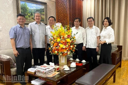 Đồng chí Nguyễn Trọng Nghĩa, Ủy viên Bộ Chính trị, Bí thư Trung ương Đảng, Trưởng Ban Tuyên giáo và Dân vận Trung ương tặng hoa chúc mừng nhà báo Đinh Thế Huynh. (Ảnh: VĂN TOÁN)