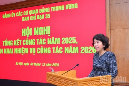 Đồng chí Nguyễn Thị Hoàng Vân, Phó Bí thư Đảng ủy, Trưởng ban Chỉ đạo 35 Đảng ủy các cơ quan Đảng Trung ương phát biểu tại hội nghị. (Ảnh: PHẠM CƯỜNG)