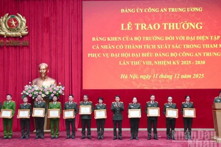 Đại tướng Lương Tam Quang, Ủy viên Bộ Chính trị, Bí thư Đảng ủy Công an Trung ương, Bộ trưởng Công an trao Bằng khen tặng các tập thể, có thành tích xuất sắc trong tham mưu, phục vụ Đại hội đại biểu Đảng bộ Công an Trung ương lần thứ VIII, nhiệm kỳ 2025-2030. (Ảnh: PHẠM CƯỜNG)