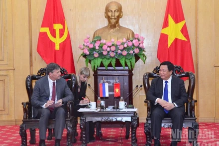 Đồng chí Nguyễn Xuân Thắng, Ủy viên Bộ Chính trị, Giám đốc Học viện Chính trị quốc gia Hồ Chí Minh, Chủ tịch Hội đồng Lý luận Trung ương tiếp và làm việc với ông Alexey Komissarov, Giám đốc Học viện Hành chính công và Kinh tế quốc dân trực thuộc Tổng thống Liên bang Nga (Ranepa). (Ảnh: PHẠM CƯỜNG)