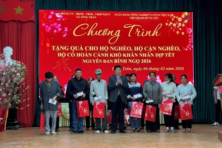 Lãnh đạo tỉnh Hưng Yên trao tặng quà Tết cho hộ nghèo, hộ cận nghèo, hộ có hoàn cảnh khó khăn ở xã Tống Trân tỉnh Hưng Yên.