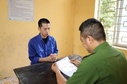 Cán bộ Công an tỉnh Hưng Yên lấy lời khai của đối tượng bị bắt trong vụ án lừa đảo đầu tư tiền ảo.