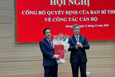 Phó Trưởng ban Tổ chức Trung ương Nguyễn Quang Dương trao quyết định và tặng hoa cho Phó Bí thư Tỉnh ủy Hưng Yên Phạm Quang Ngọc.