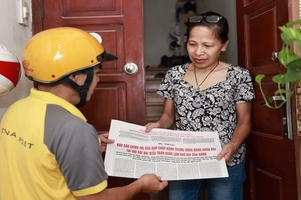 Chính Trị - Trang 1 Bưu Tá Bưu Điện Giao Tận Tay Phụ Trương Tới Độc Giả Trần Thị Thu Hương (Hoàn Kiếm) Sáng Ngày 16/10