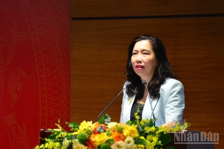 Đồng chí Lê Thị Thu Hằng, Ủy viên Ban Thường vụ Đảng ủy, Trưởng ban Tuyên giáo và Dân vận Đảng ủy Chính phủ, Thứ trưởng Ngoại giao, thông tin chuyên đề tại hội nghị. (Ảnh: PHẠM CƯỜNG)