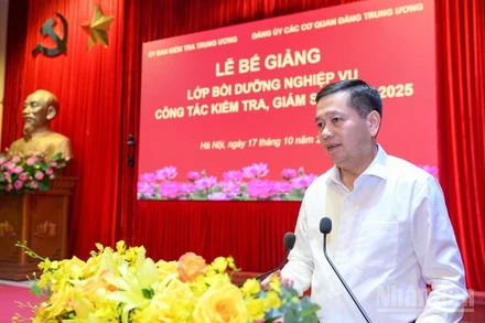 Đồng chí Nguyễn Long Hải, Ủy viên dự khuyết Trung ương Đảng, Phó Bí thư Thường trực Đảng ủy các cơ quan Đảng Trung ương, phát biểu bế giảng lớp bồi dưỡng. (Ảnh: THẾ ĐẠI)