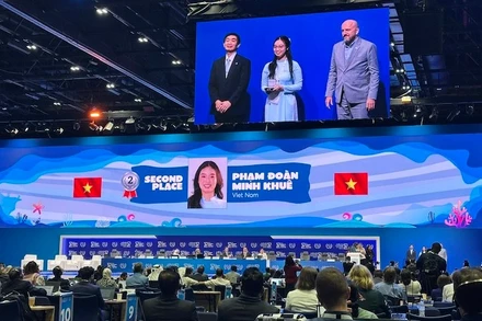 Em Phạm Đoàn Minh Khuê, lớp 10C2, Trường Trung học phổ thông Chuyên Lê Quý Đôn, xuất sắc đạt giải Nhì quốc tế.