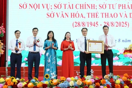 Thừa ủy quyền của Chủ tịch nước, Bí thư Tỉnh ủy Hưng Yên trao Huân chương Độc lập hạng Ba cho Sở Nội vụ tỉnh Hưng Yên.