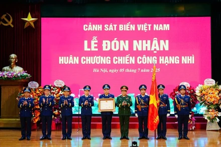 Cảnh sát biển Việt Nam đón nhận Huân chương Chiến công hạng Nhì.