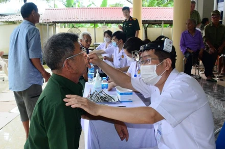 Các y, bác sĩ Bệnh viện Quân y 354 khám bệnh, tư vấn chăm sóc sức khỏe cho các đối tượng chính sách.